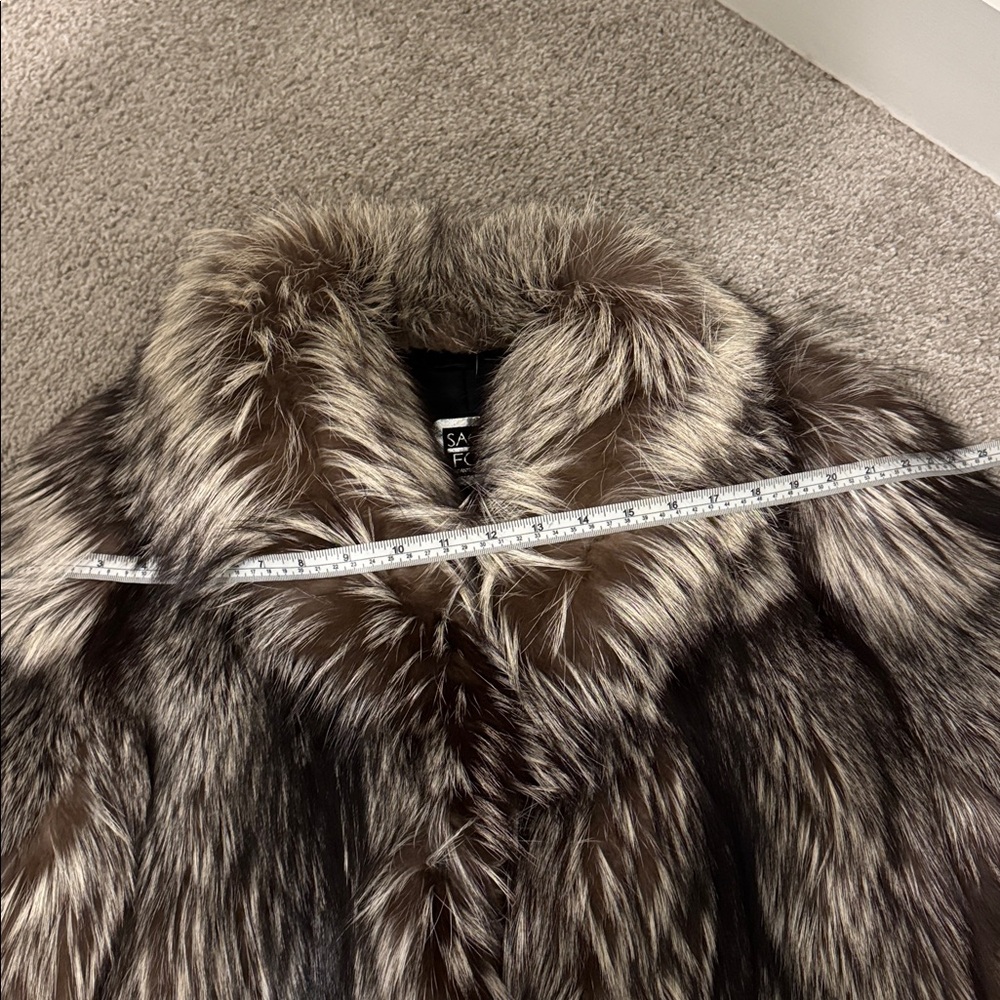 Luxurious SAGA Fox Fur Coat - Picture 13 of 17